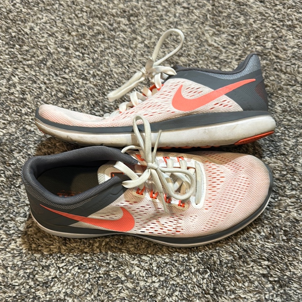 Nike Women's Athletic Shoes in Gray and Coral Size 7